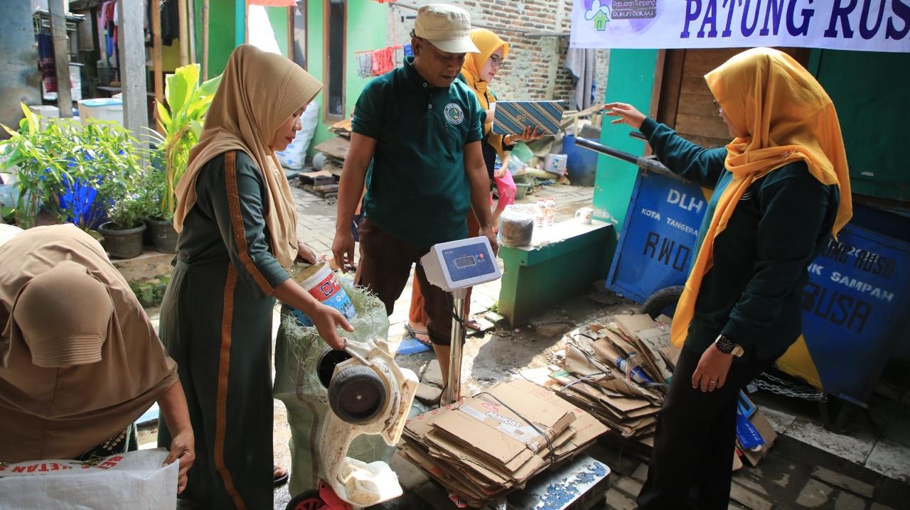Warga Karawaci Kota Tangerang, Tukar Sampah dengan Logam Mulia di Bank Sampah Patung Rusa
