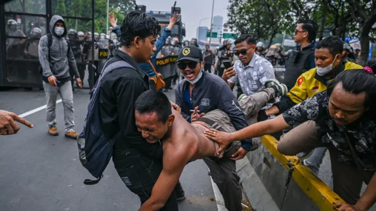 Insiden Berdarah Didepan Gedung DPR, Polisi dan Jurnalis Alami Luka, Saat Demo Menjurus Anarkis
