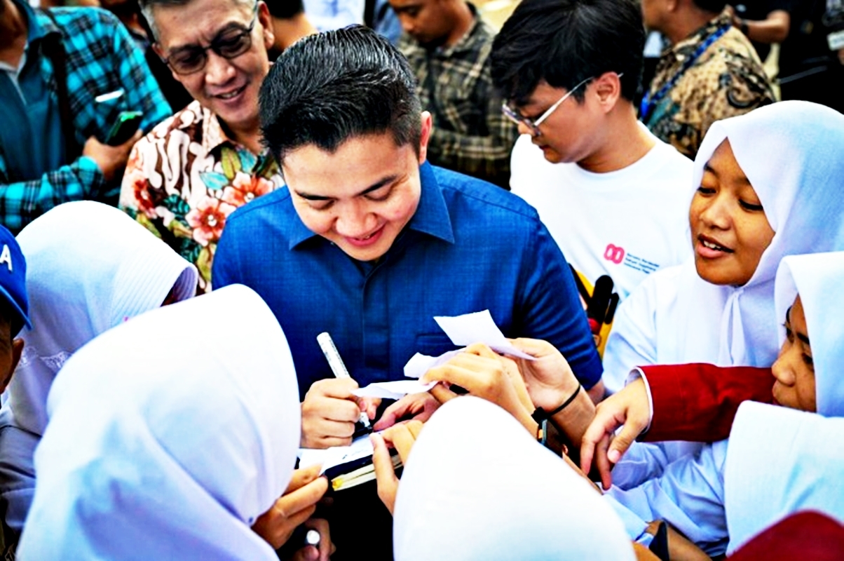 Bukan Sekadar Birokrat: Seskab Teddy Indra Wijaya dan Fenomena 'Empathetic Governance' yang Mengguncang Panggung Politik