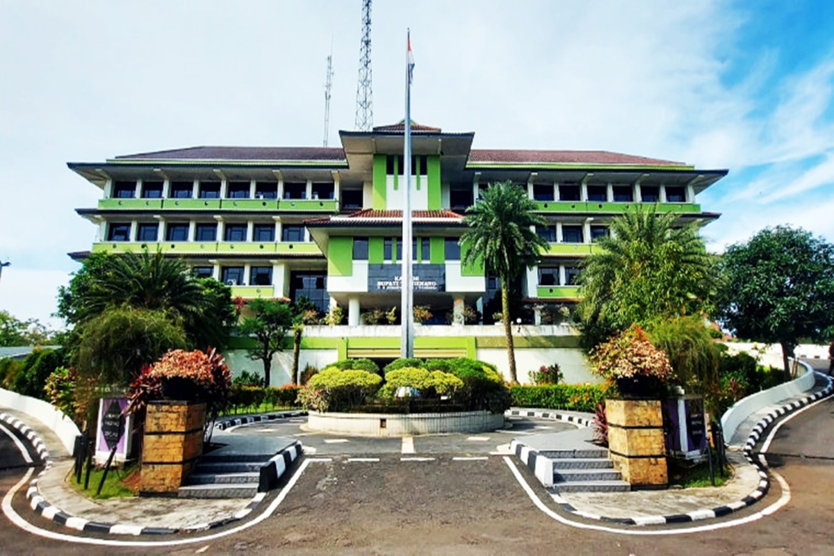 Rakor Rp900 Juta Pemkab Tangerang dan Konser Repvblik di Bandung: Saat Pejabat Berpesta, Rakyat Tangerang Menjerit Soal Jalan Rusak!