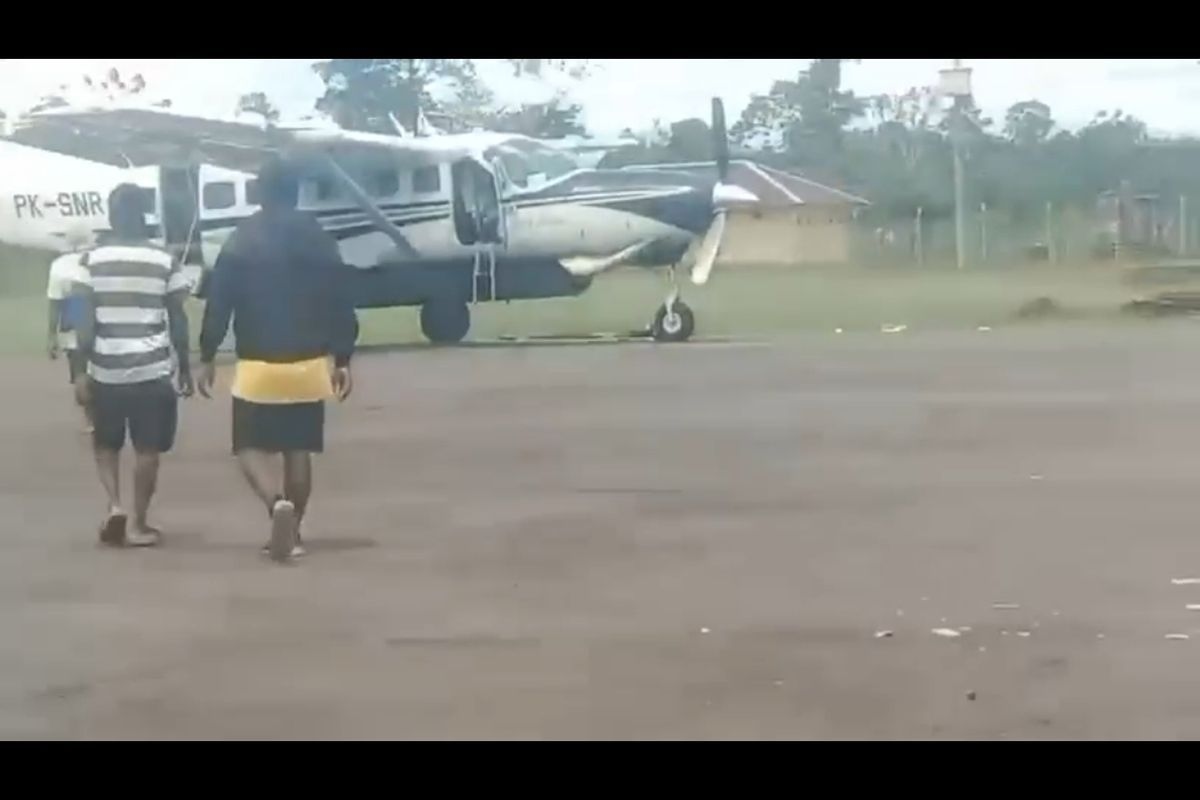 2 Orang Tewas, Polisi Duga KKB Batalion Kanibal Pimpinan Elkius Kobak Dalang Penembakan Pesawat Smart Air di Bandara Korowai Batu