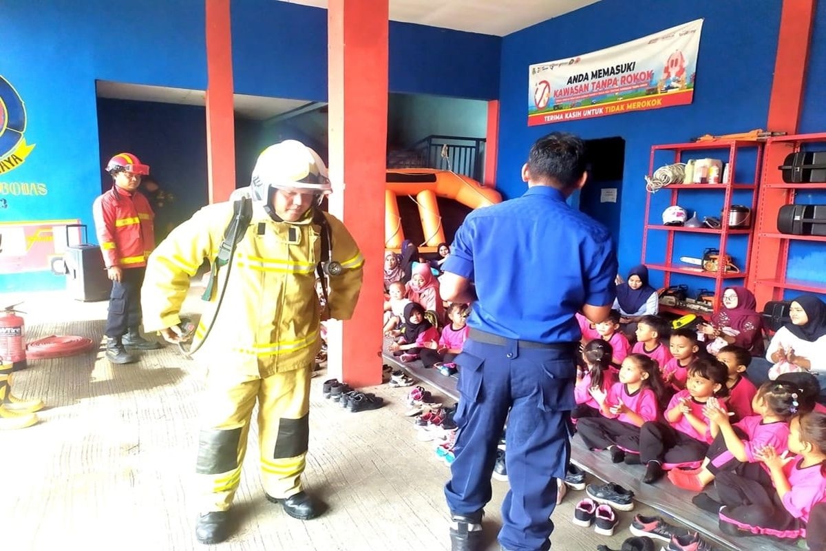 Bukan Sekadar Main Air, Aksi Heroik Siswa PAUD Putri Ayu di Markas Damkar Cibodas Bikin Gemas!