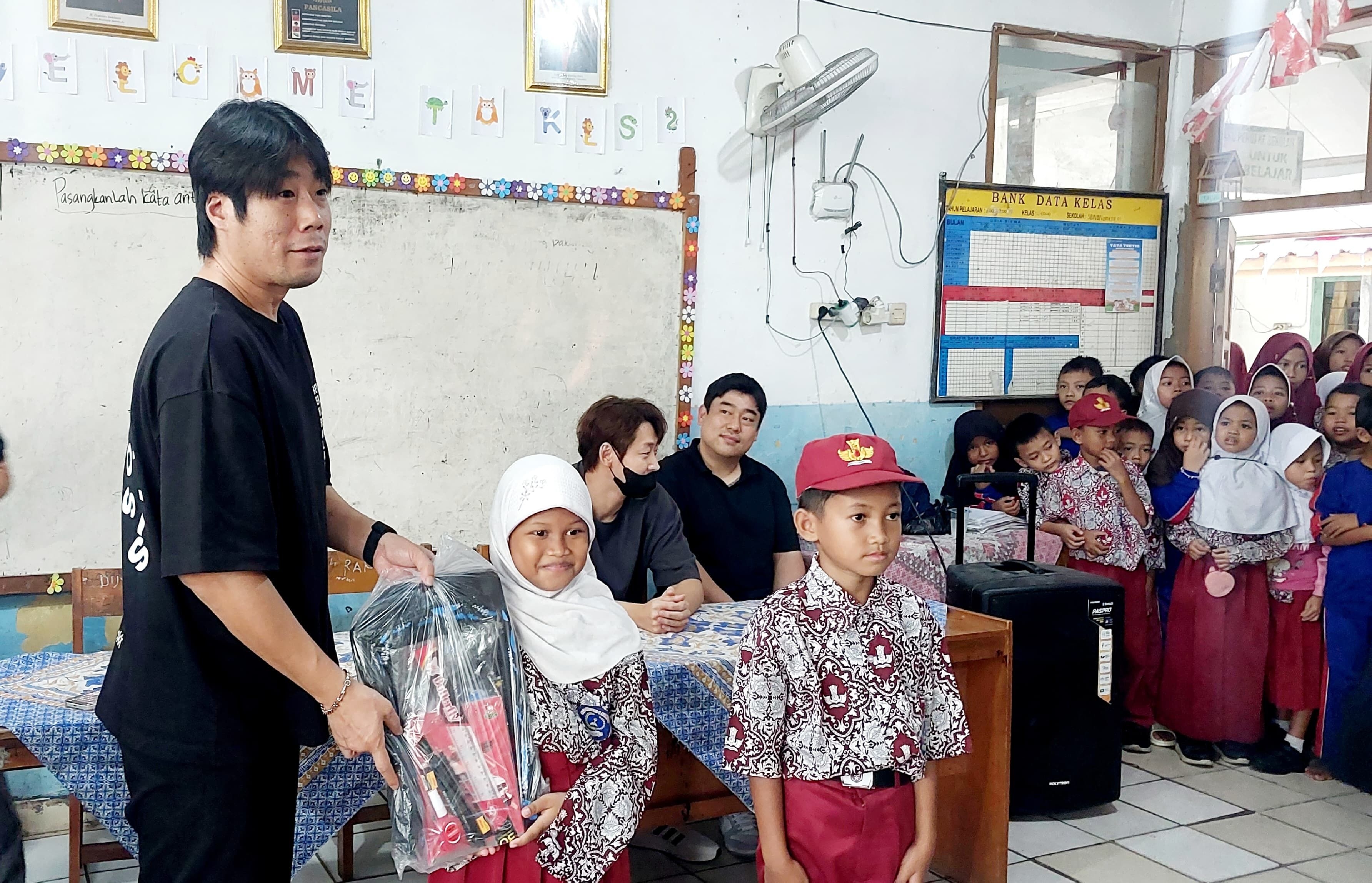 PT Duckil Textile Salurkan Bantuan Peralatan Sekolah ke Dua Lembaga Pendidikan