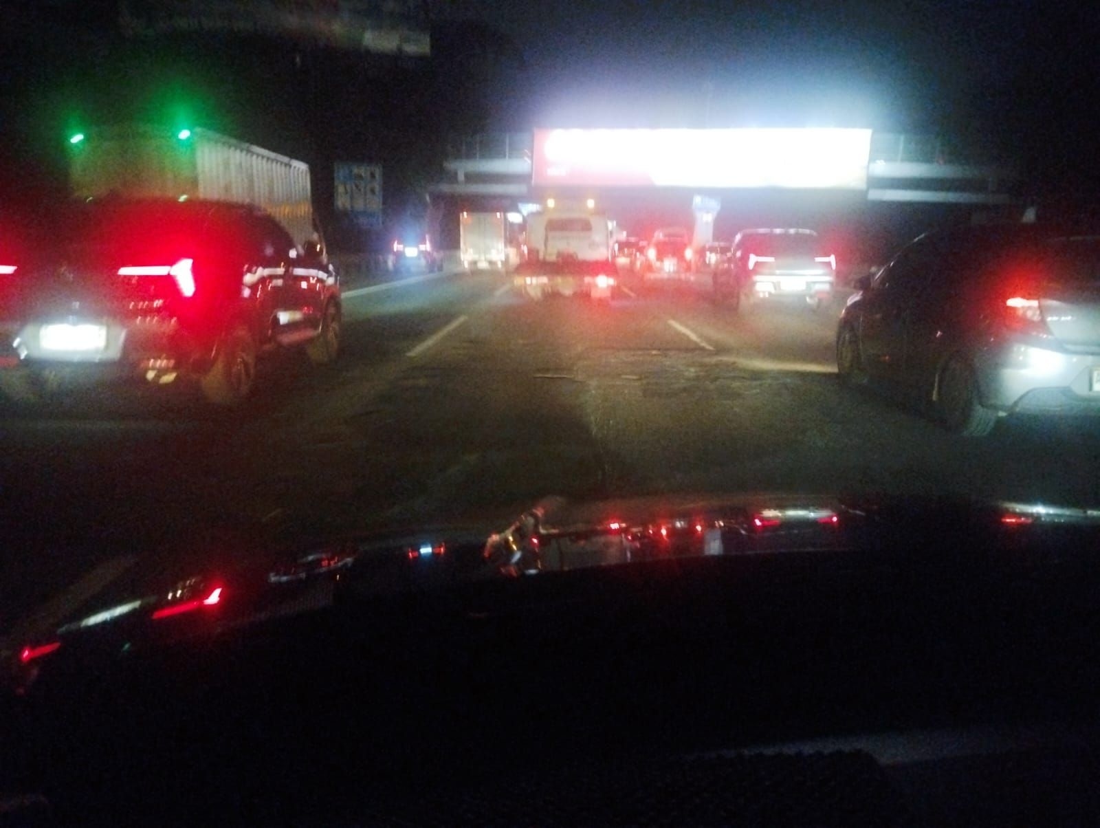 Jalan Tol Rusak Parah, Pengguna Keluhkan Ban Bocor hingga Minim Pertolongan