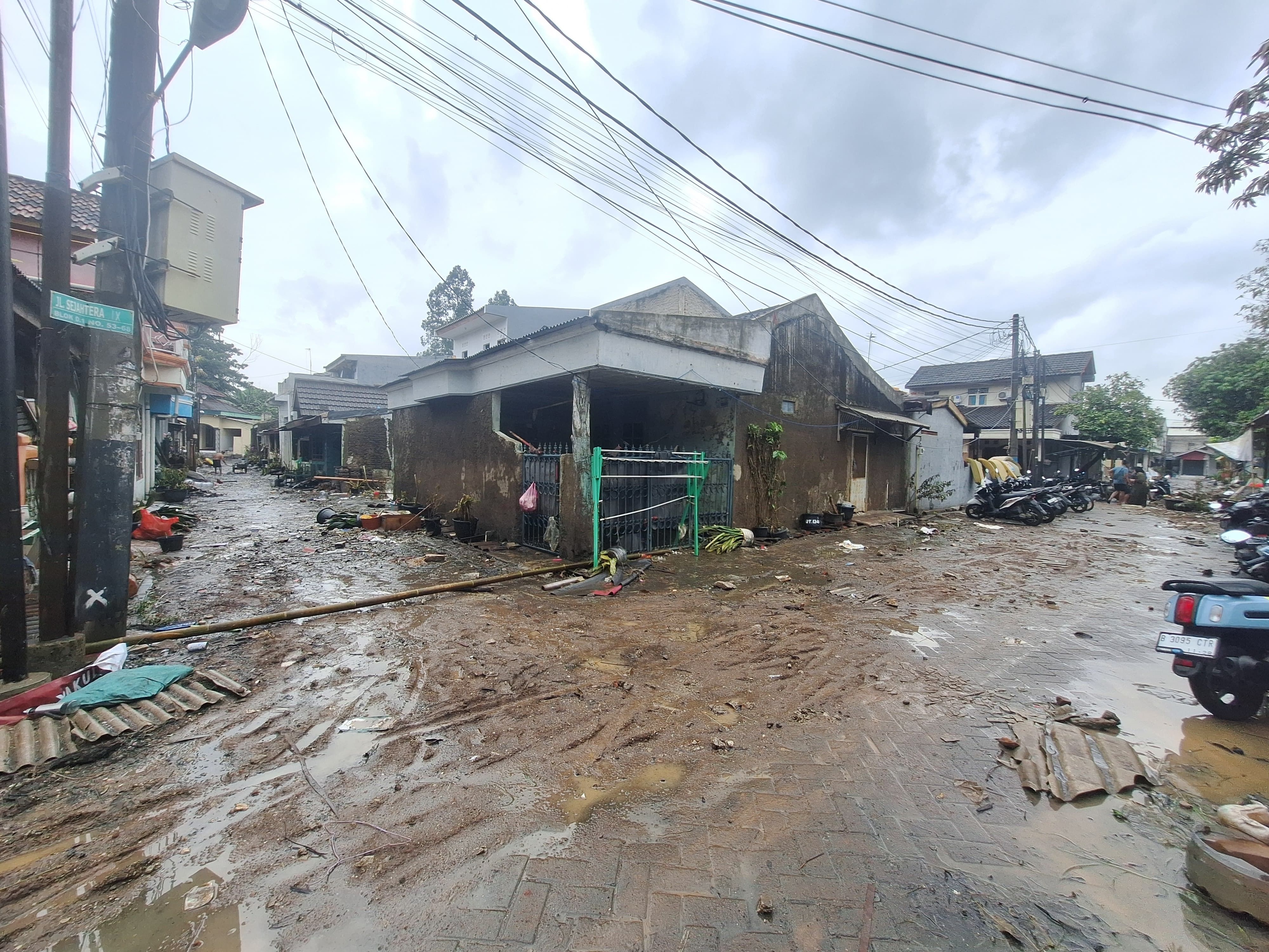 Pasca Banjir, Warga Priuk Damai Mulai Bersih-bersih, Pemerintah Siapkan Evaluasi Penanganan