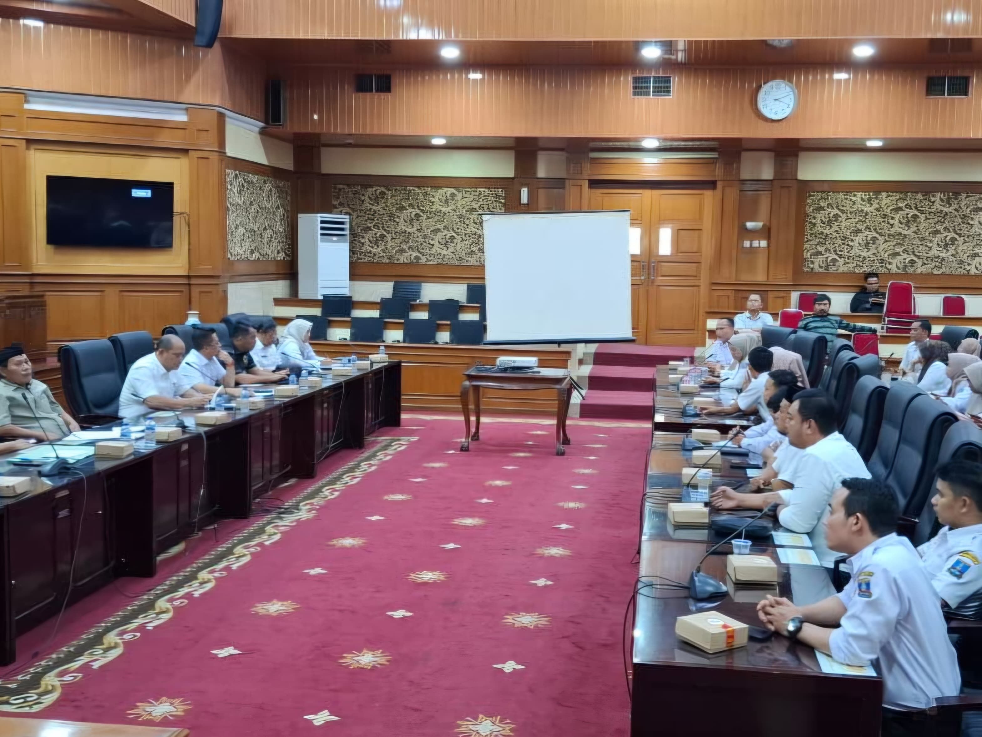 Air Mata Guru PPPK Paruh Waktu Pecah di DPRD Serang, Dua Dekade Mengabdi Tanpa Kepastian Gaji