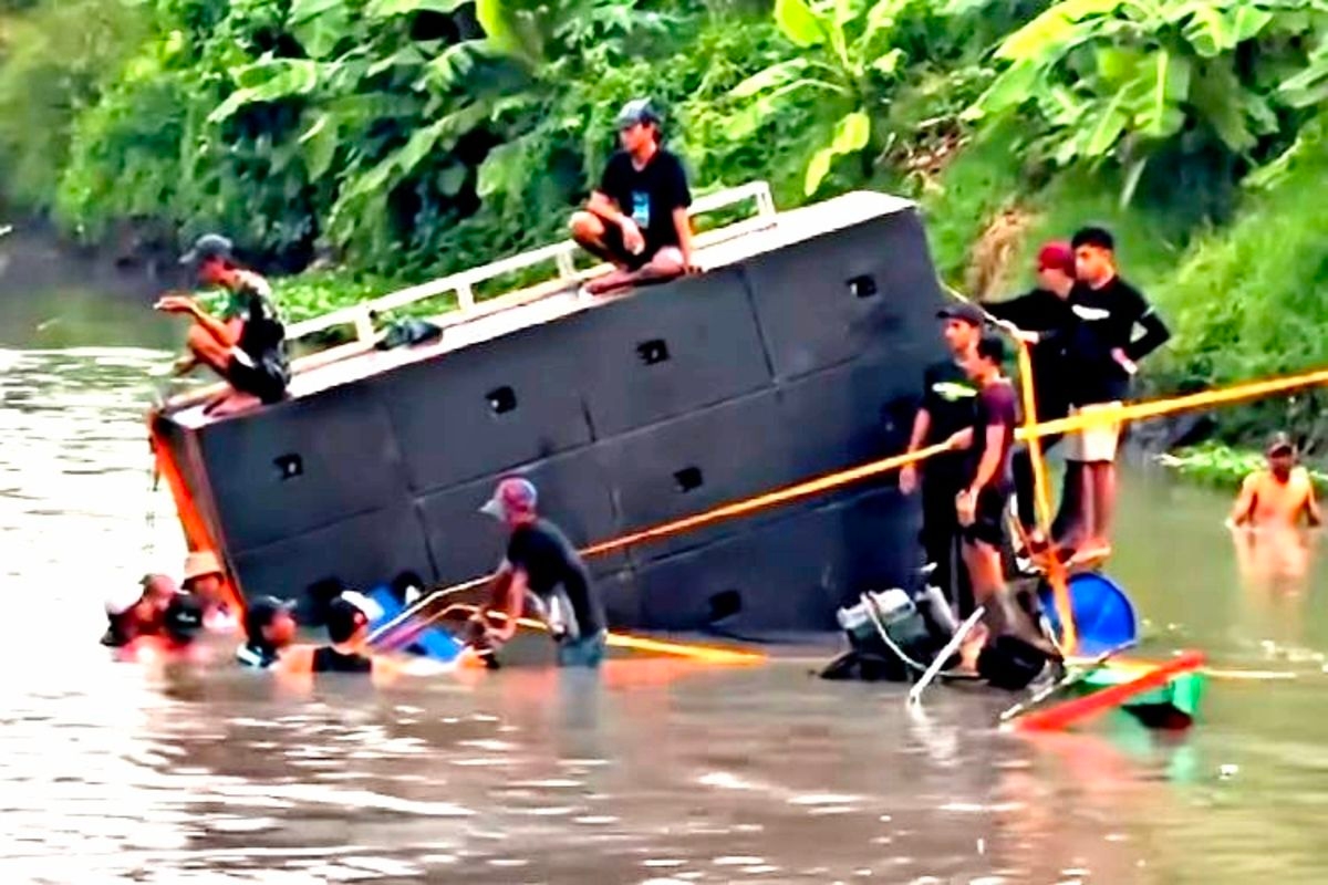 Detik-Detik Mencekam Tradisi Nyadran Sidoarjo: Sound Horeg 1 Ton Tenggelam ke Sungai, Warga Sempat Asyik Joget!