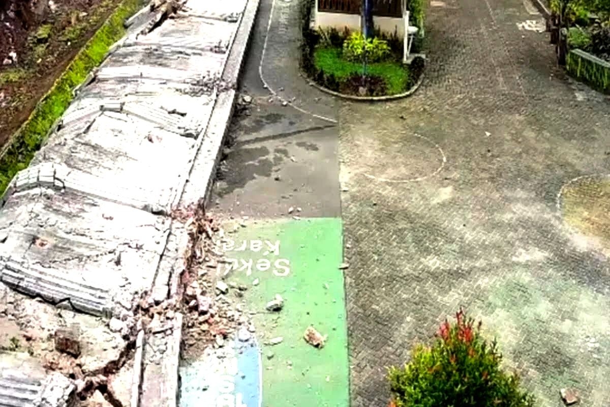 Tembok Rumah Mewah Roboh ke Area SMPN 182 Jakarta, Siapa yang Bertanggung Jawab?