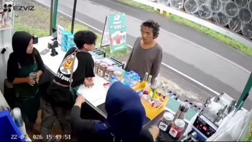 Naas! Niat Baik Berujung Kerugian: Gerai Es Teh di Amuk ODGJ