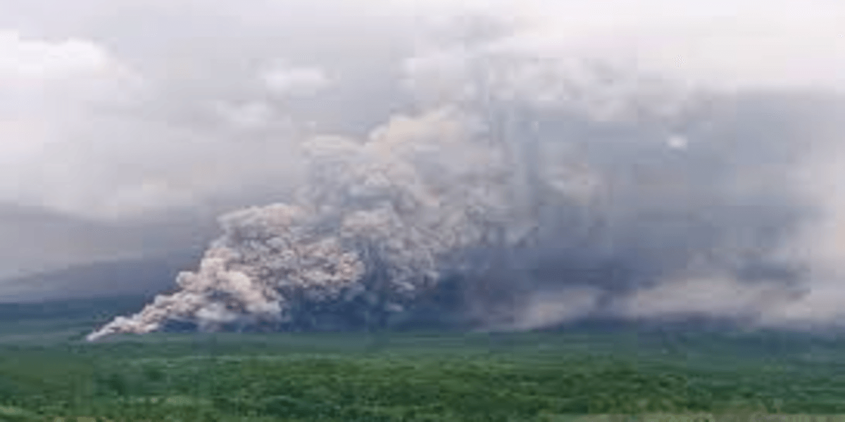 Semeru Kembali Bergolak Awan Panas Guguran dan Lahar Hujan Meluncur dari Lereng