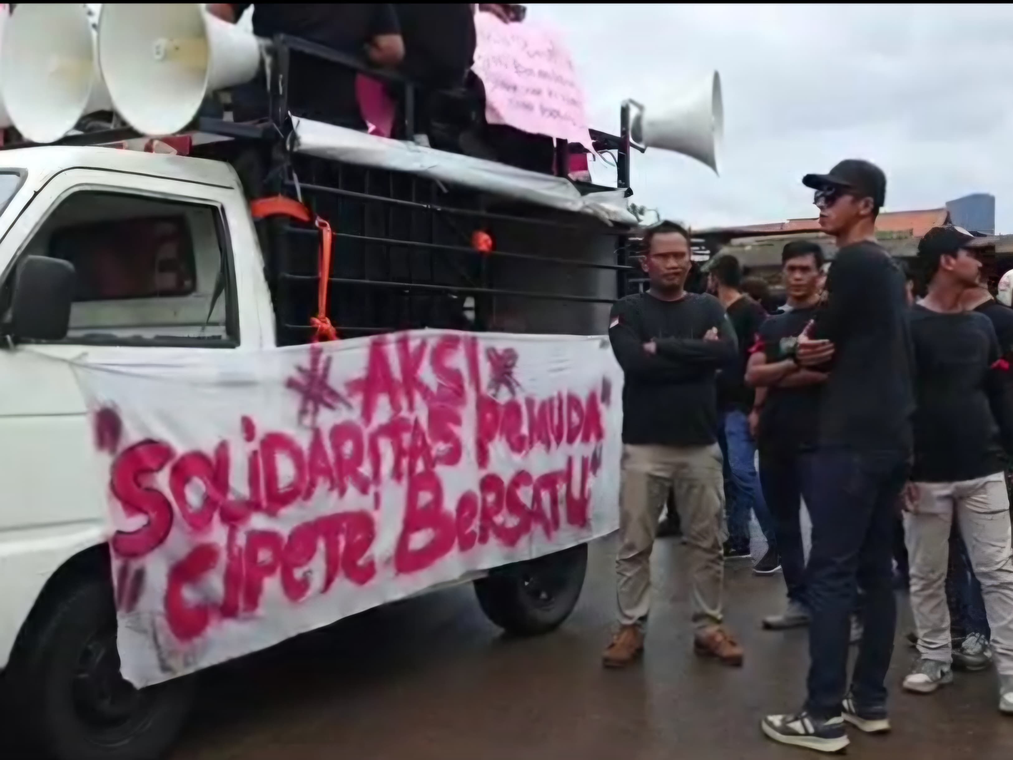 Geram Akibat Jalan Hancur dan Udara Kotor, Warga Cipete Lawan Pengembang Alsut