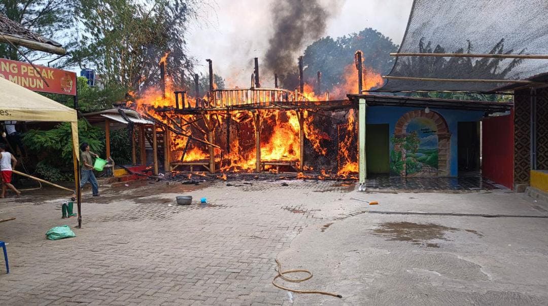 Rumah Makan Bambu di Pinang Terbakar, Api Dipadamkan dalam 48 Menit