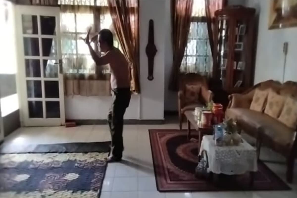 Viral Video Durasi 0.5 Detik, Aksi Joget 'Ular Oleng' Diduga Dilakukan Seorang Pensiunan ASN Provinsi Banten untuk Menyenangkan Istrinya?