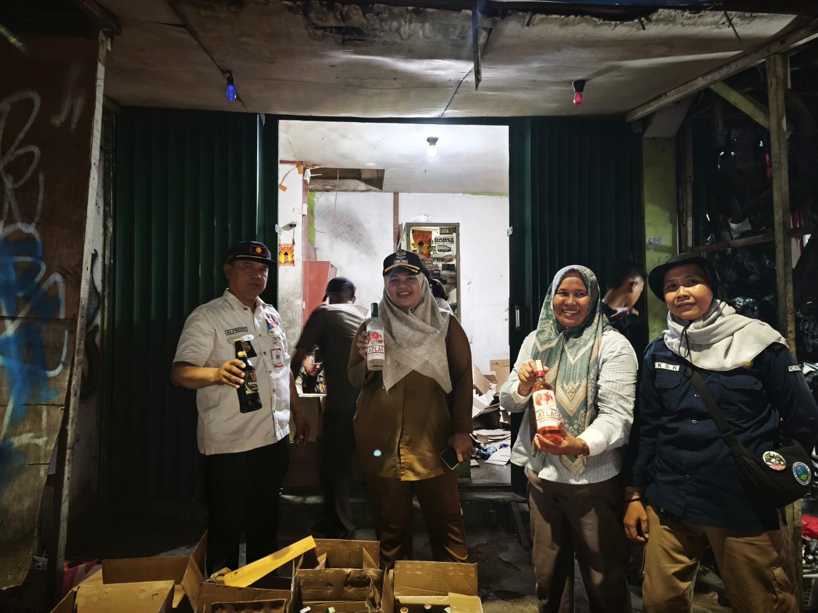 Abaikan Teguran, Ruko Jamu Penjual Miras di Pondok Pucung Digerebek, Ratusan Botol Miras Disita