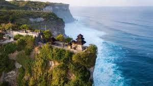 Detik-Detik Dramatis Evakuasi Dua Turis Rusia Terjebak di Tebing Uluwatu Saat Air Laut Naik