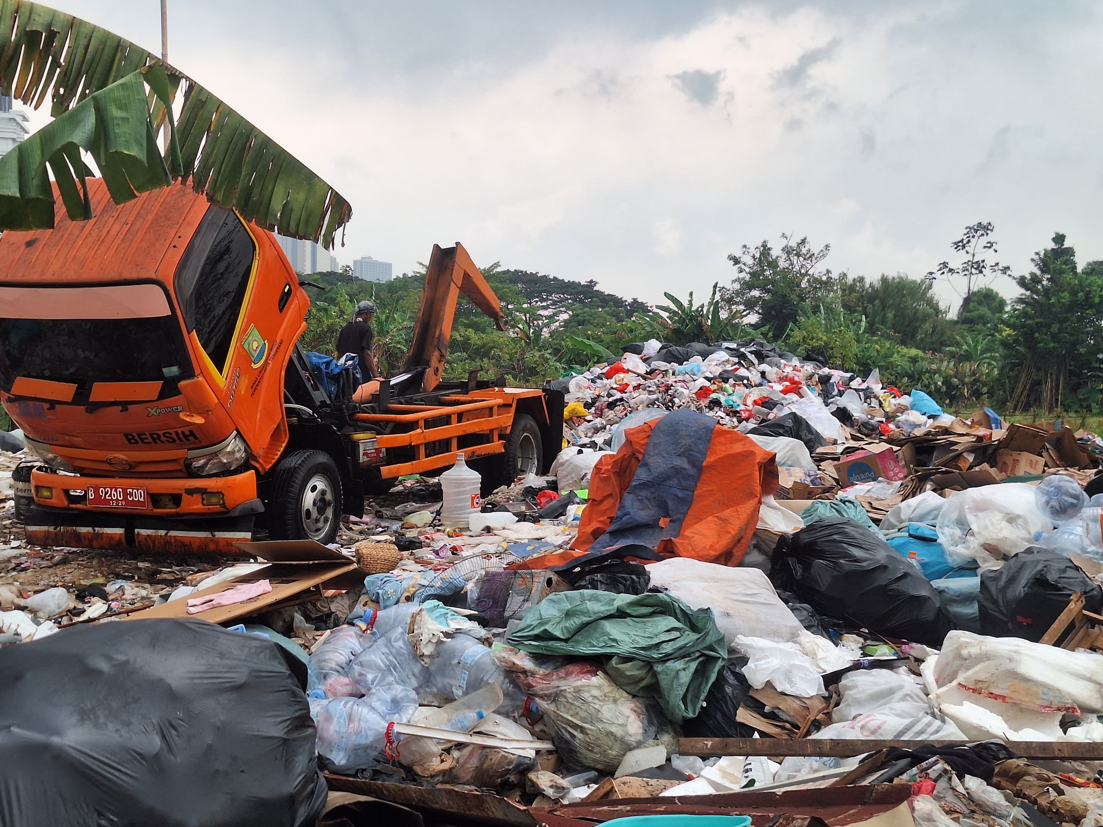 Sebabkan Bau dan Gatal-gatal Lapak Sampah di Kunciran Kota Tangerang Dikeluhkan Warga