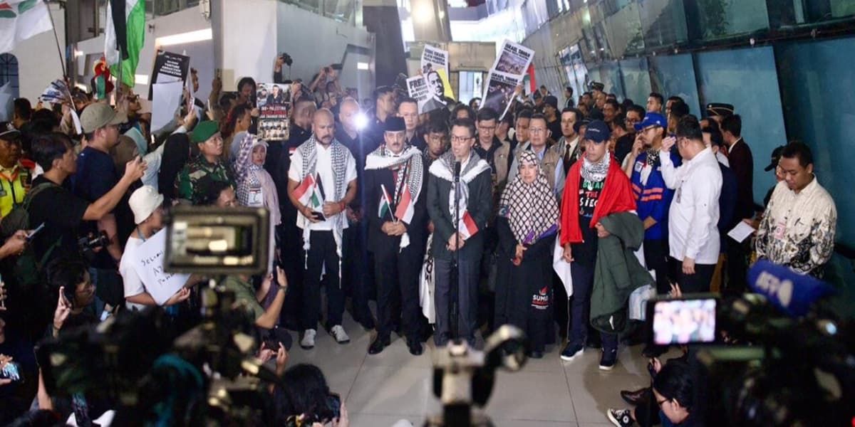 9 WNI Ditahan Israel Akhirnya Pulang, Dijemput Langsung Menlu Sugiono di Bandara Soetta