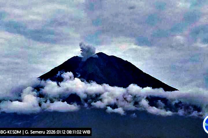 Semeru Siaga dan Kepungan Bencana: Rentetan Erupsi, Banjir Bandang, hingga Longsor di Awal Tahun