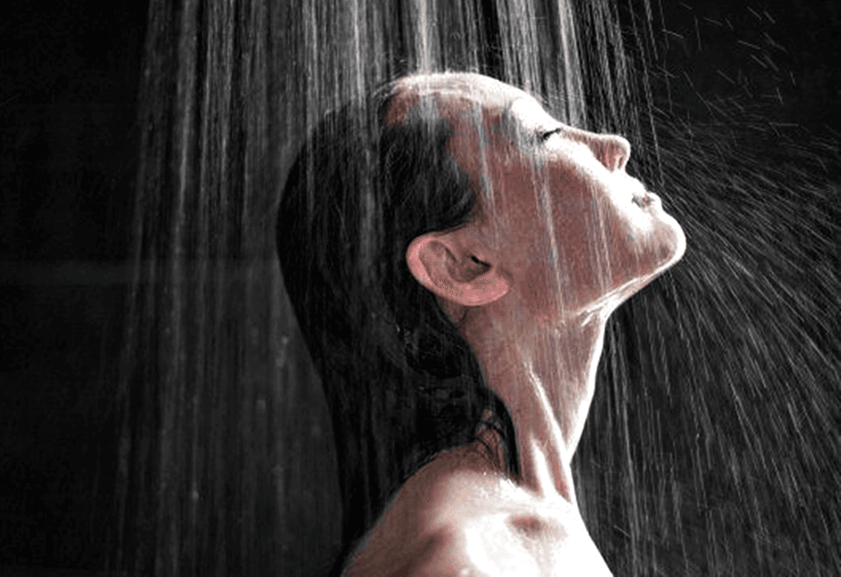 Mitos atau Fakta: Mandi Malam Hari Sebabkan Rematik