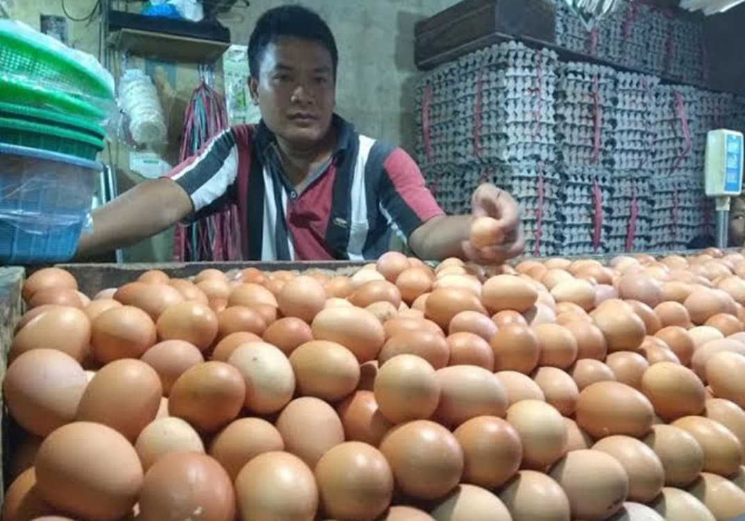 Warga Tangerang Terpaksa Beli Telur Pecah Imbas Kenaikan Harga