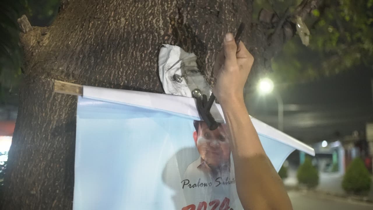 Pemuda Ciledug Kota Tangerang Gelar Aksi Cabut APK Pilkada Banten Yang Dipaku di Pohon