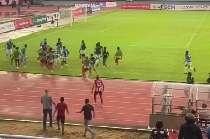 Kericuhan Pecah di Laga Deltras vs Persibo, Wasit Jadi Sasaran Amarah!