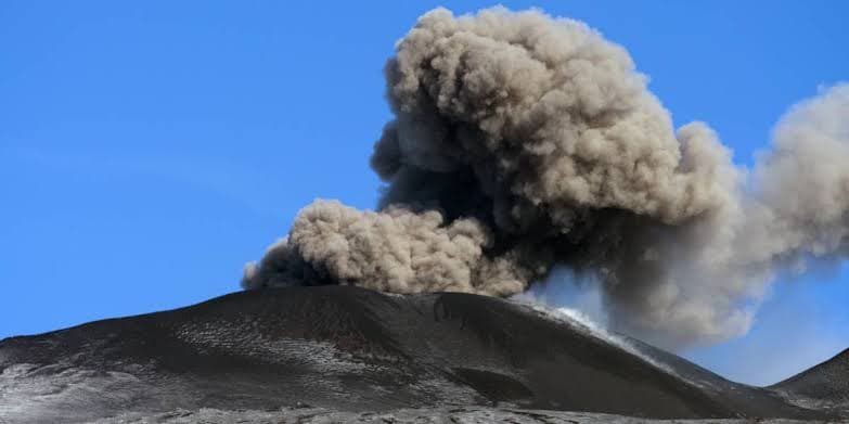 Gunung Marapi Erupsi Sampai Bikin Langit Gelap, Kolom Abu Tembus Ribuan Meter!