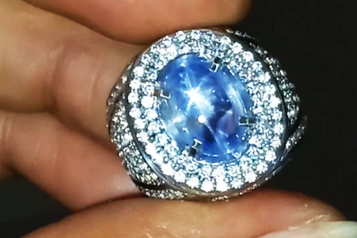 BALIK LAGI! Blue Safir 'Menggila' di 2025: Bukan Cuma Perhiasan, Tapi Investasi Miliaran & Status Menjadi Sultan!