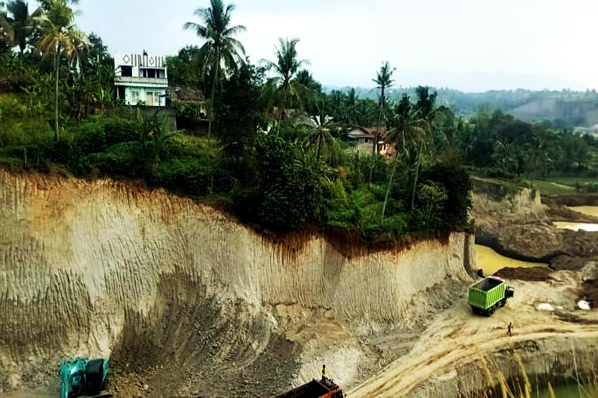 VIRAL! Galian Brutal di Cilegon Bikin Resah, Warga Terancam, Pengusaha 'Cuci Tangan'?