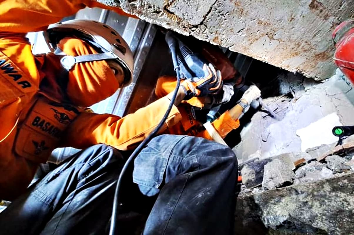 4 Momen Dramatis Penyelamatan Korban Selamat dari Insiden Ambruknya Musala 3 Lantai Ponpes Al Khoziny Sidoarjo