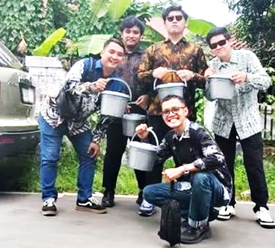 HEBOH! Taktik Jitu Pengantin Tegal: Beri Souvenir Ember Isi Lauk, Tamu "Darderdor" Penuh Senyum!