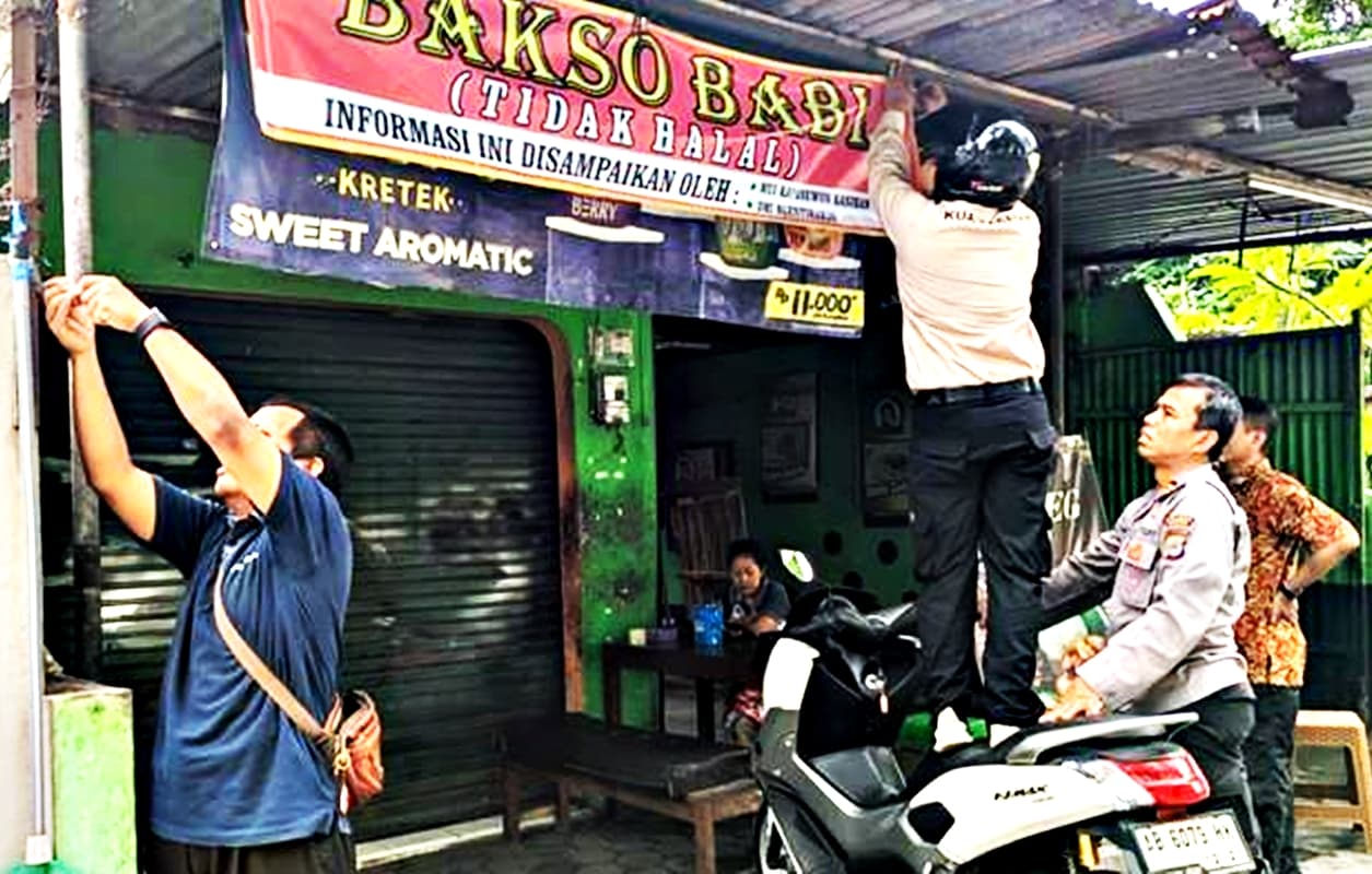 GEGER BAKSO BABI BANTUL: DMI Turun Tangan Pasang Spanduk Nonhalal, Konsumen Muslim Tertipu Puluhan Tahun!