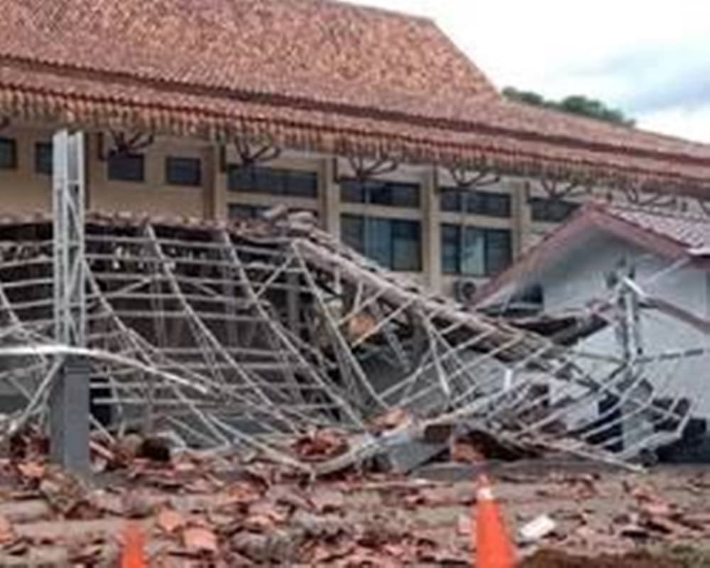TRAGEDI TASIKMALAYA: Atap Ruang Baca FKIP Unsil Roboh, Belasan Mahasiswa Terluka Saat Latihan Teater!
