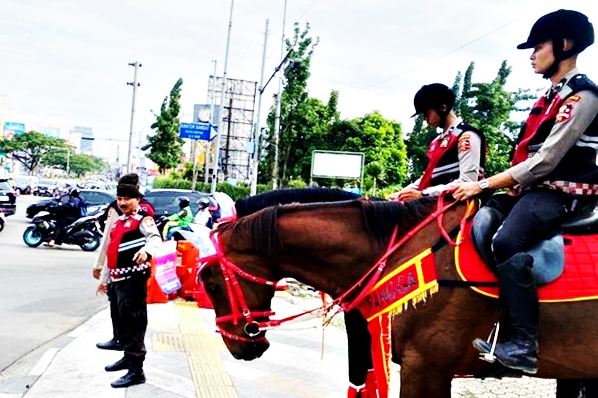 Geger Margonda! Patroli Berkuda Polri 'Den Turangga' Bikin Car Free Day Depok Jadi Tontonan Wajib dan Viral di Lampu Merah!