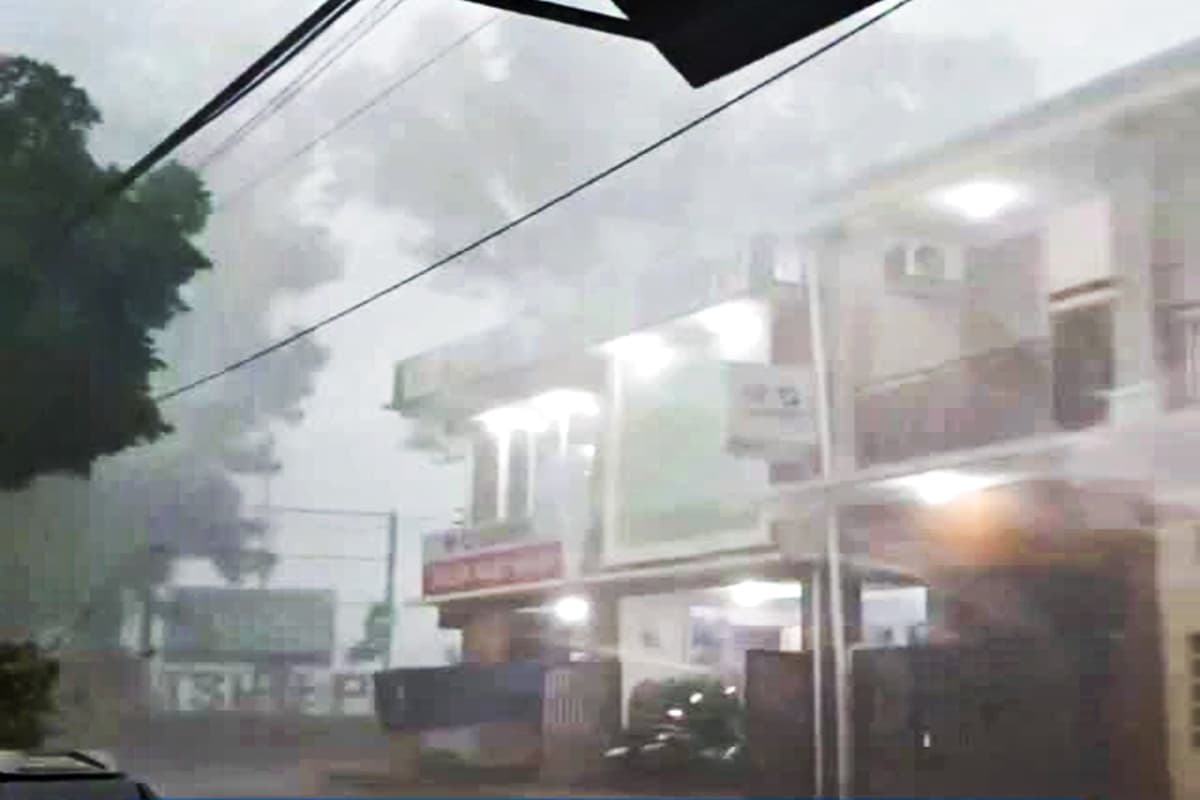 Peringatan Cuaca Ekstrem! Angin Kencang dan Hujan Deras Terjang Depok Siang Ini, Warga Diimbau Waspada