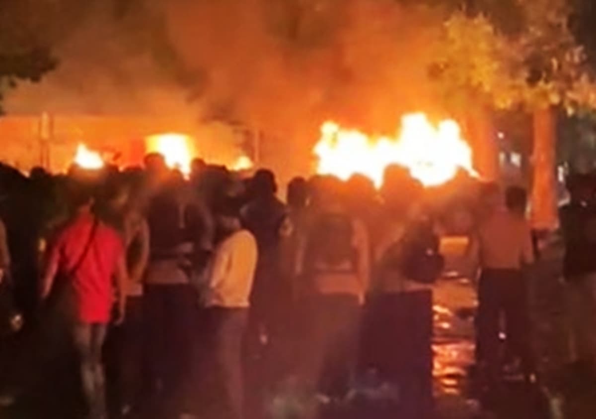 KALIBATA MEMBARA! Duel Maut Matel Lawan Massa Berujung Pembakaran Kios, 2 Nyawa Melayang