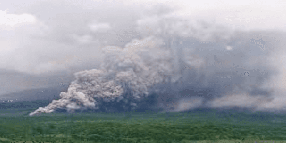 Semeru Kembali Bergolak Awan Panas Guguran dan Lahar Hujan Meluncur dari Lereng