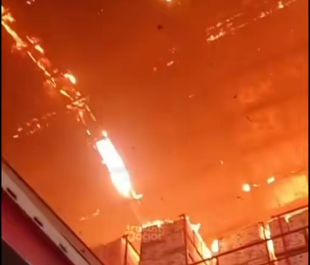 Pabrik Plastik di Gunung Putri Bogor Dilahap Api, Atap dan Bagunan Hangus Terbakar, Damkar Kewalahan Menunggu Bantuan Sektor Terdekat