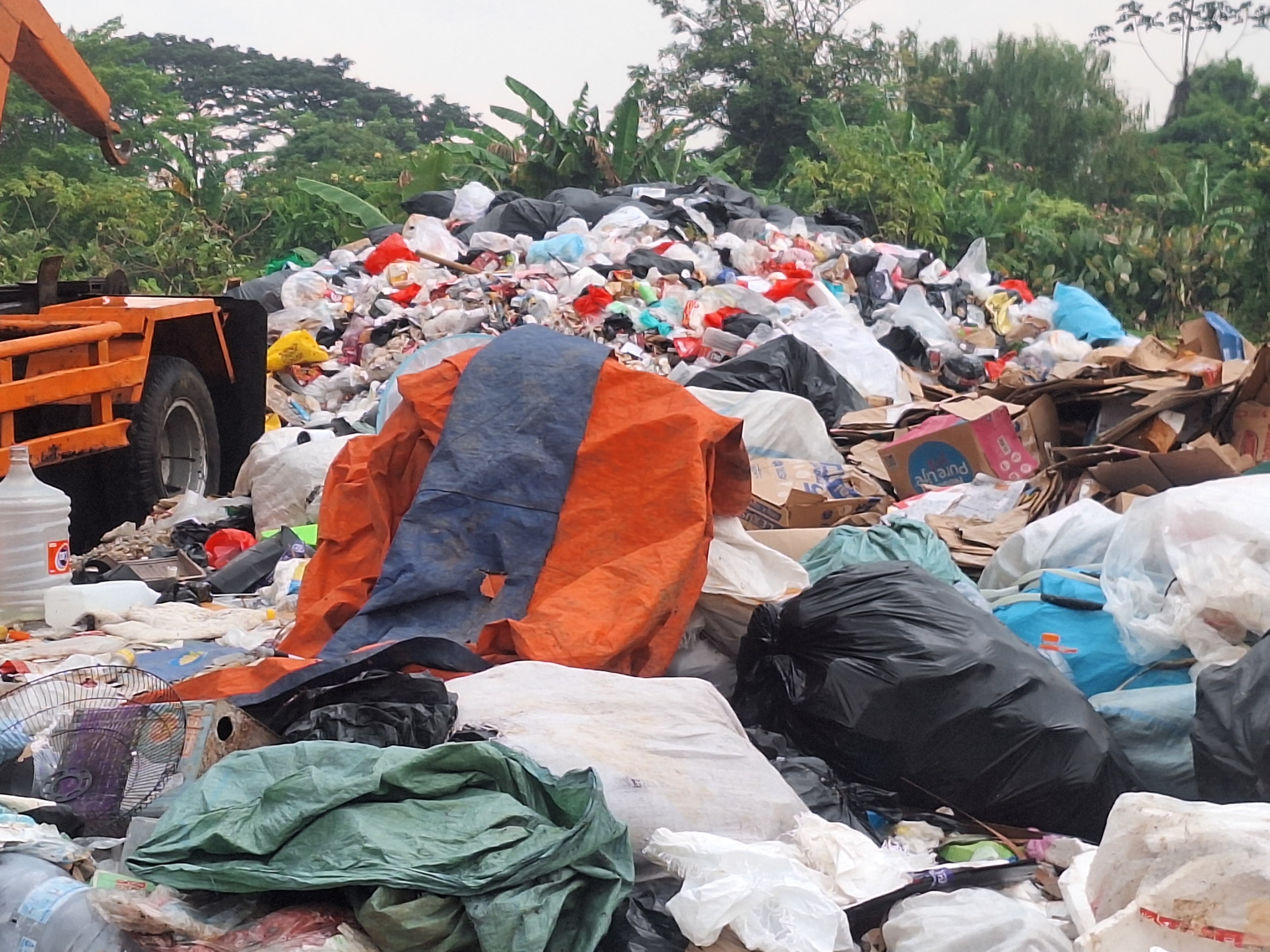 Klaim Sudah berizin, Lapak Sampah Ilegal di Kunciran Kota Tangerang Rajin Stor Retribusi Ke Pemkot
