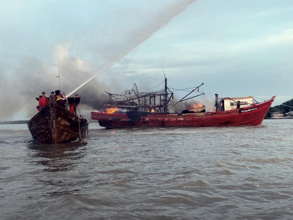 KM Tri Samudra Jaya 69 Terbakar di Perairan Sambas, TNI AL dan Tim Gabungan Bergerak Cepat