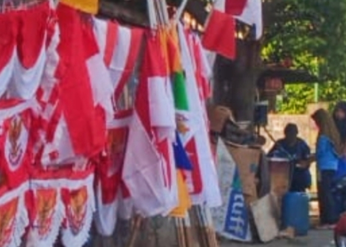 Penjual Bendera Merah Putih di Tangerang Bingung Padahal Sebentar Lagi HUT RI ke 80, Ternyata Alasannya Ini