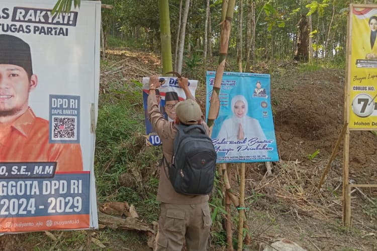 Nencep di Pohon, dari 1.900 APK Pemilu 2024 di Kota Tangerang Diturunkan