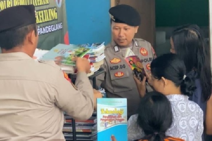 Perpus Keliling Polres Pandeglang Diserbu Pengunjung Terminal Kadubanen