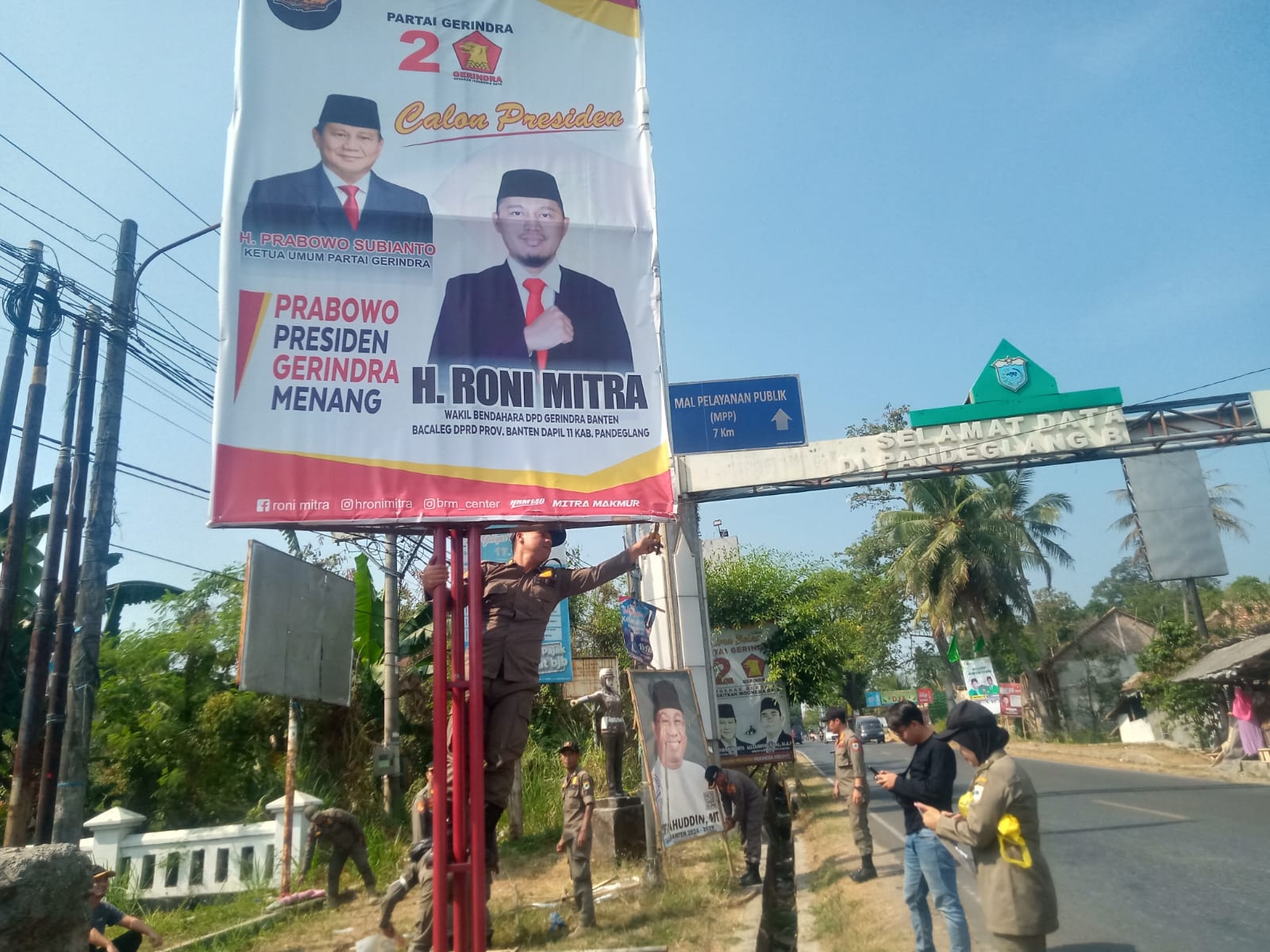 Baliho Caleg Gerindra di Pandeglang Diturunkan Satpol PP dan Bawaslu