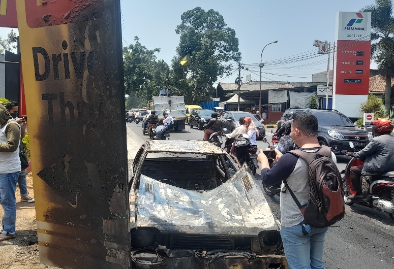 Usai Isi Bensin, Mobil Honda Tua Terbakar di Pinang Tangerang. Dua Korban Dibawa Ambulance