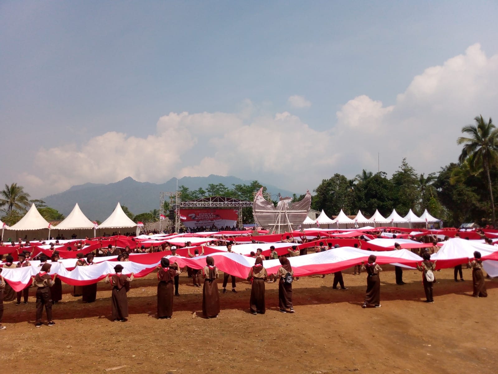 Perdana Bendera Terpanjang di Banten di Bentangkan