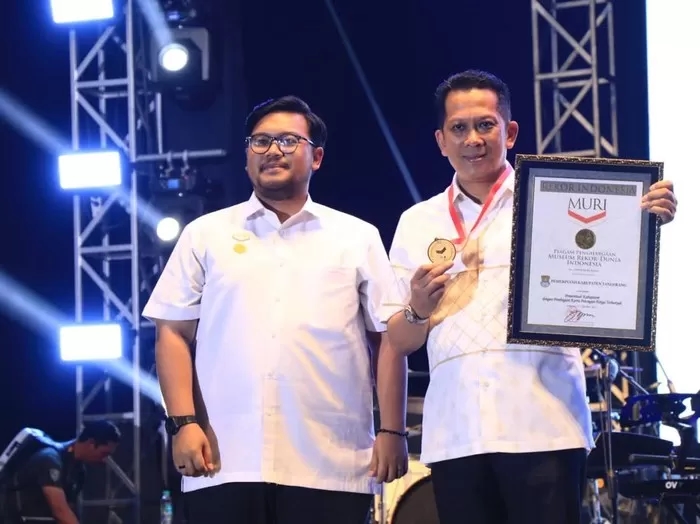 Bagikan Kartu Diskon Belanja, Pemkab Tangerang Terima Penghargaan Rekor MURI Saat HUT ke-391