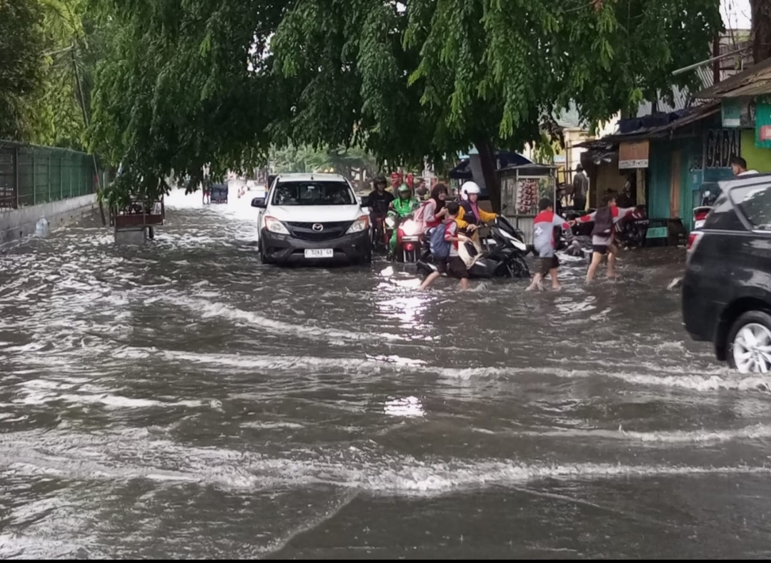 Sekalinya Diguyur Hujan Deras, Sejumlah Ruas Jalan di Rangkasbitung Langsung Banjir