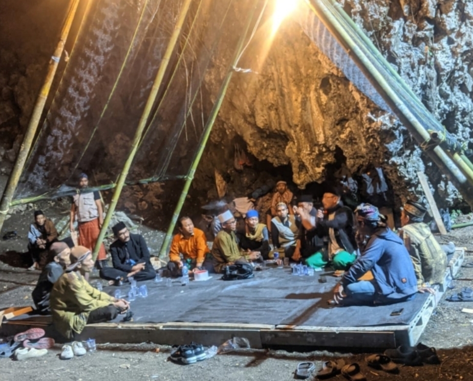 Leuweung Titipan Gedogan, Wisata Sakral di Lebak Banten