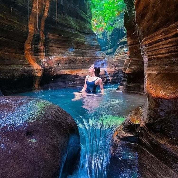 Destinasi Wisata Curug Putri Carita Pandeglang Banten mendapat julukan The Litle Green Canyon
